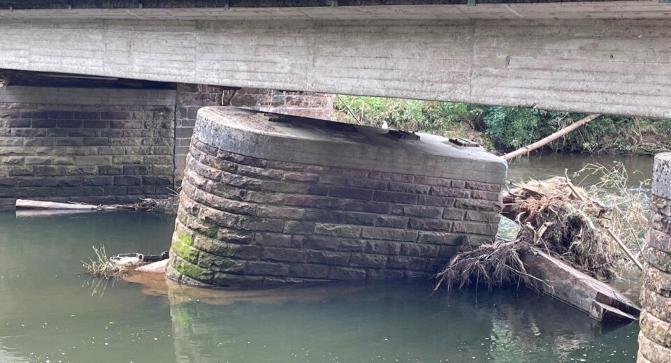 Zerstörte Brücke nach Hochwasser