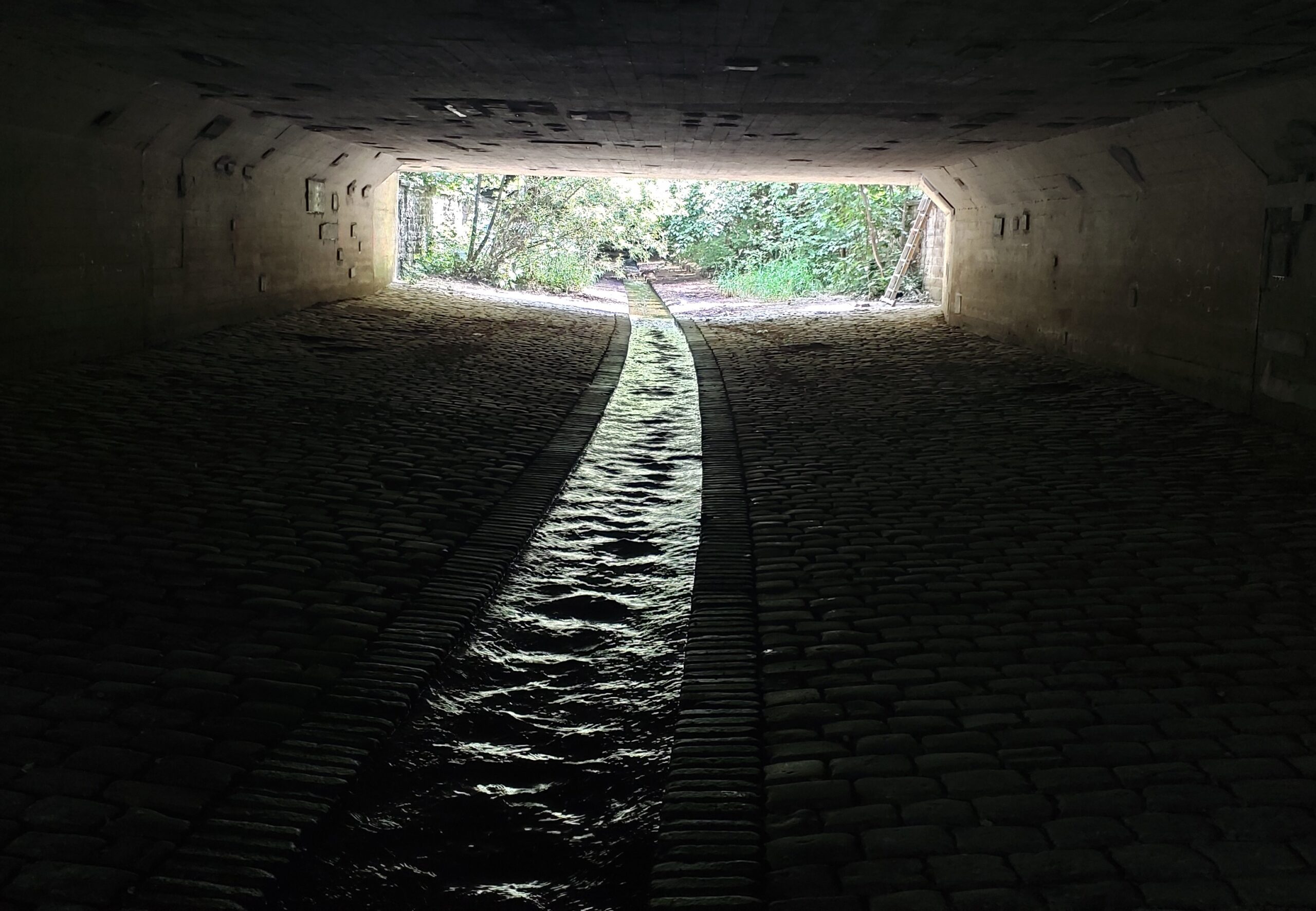 Brückenöffnung mit Durchfluss