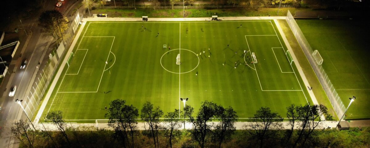 Sportplatz Duisburg Warbruckstraße beleuchtet nachts Vogelperspektive
