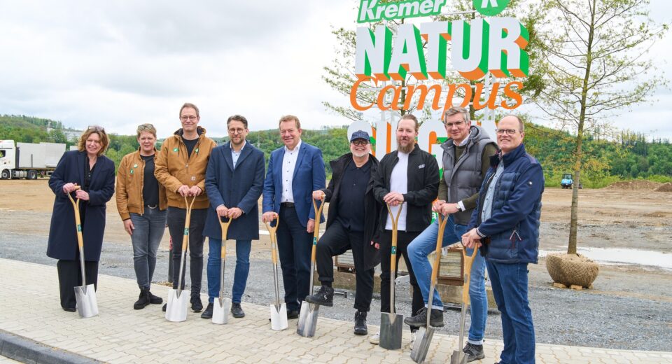 Bauherren und Firmenvertreter für Neubau Kremer Naturcampus