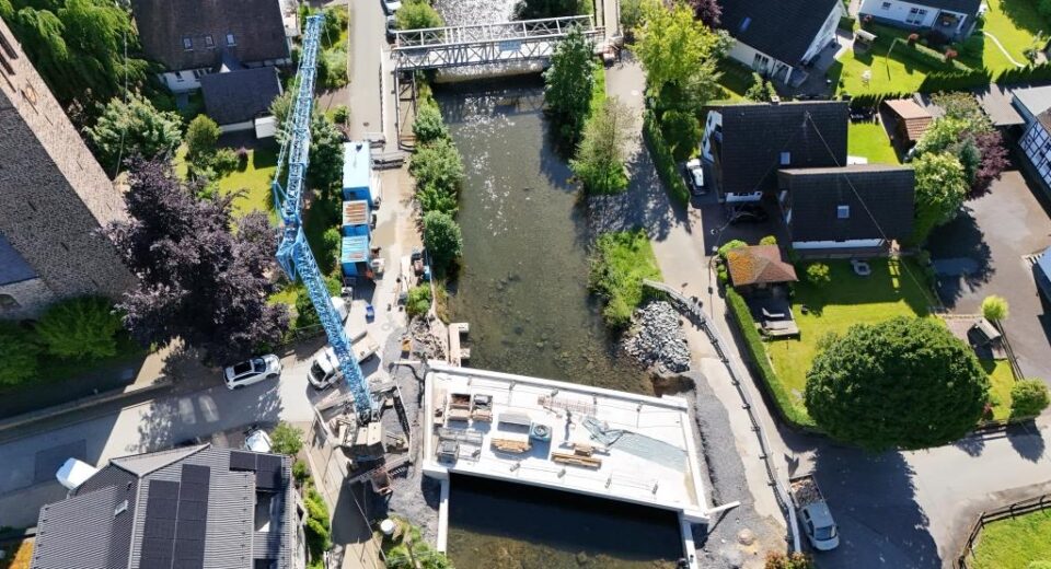 Luftbild Brückenbaustelle über die Lenne in Saalhausen