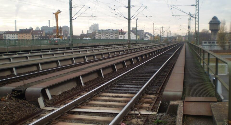 Gleisanlage über einer Brücke