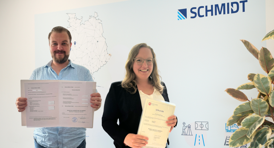 2 Kollegen, die ihre Bautechniker-Zeugnisse zeigen