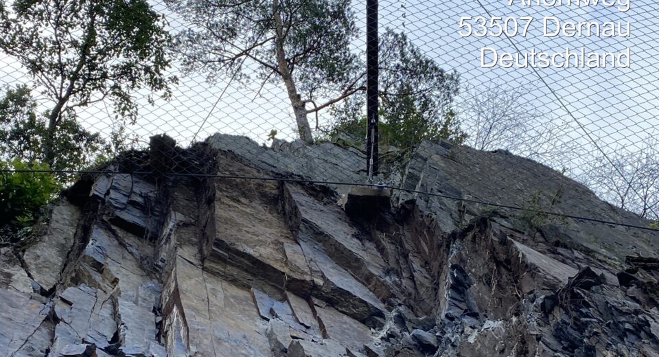 Fangschutzzaun über Felswand